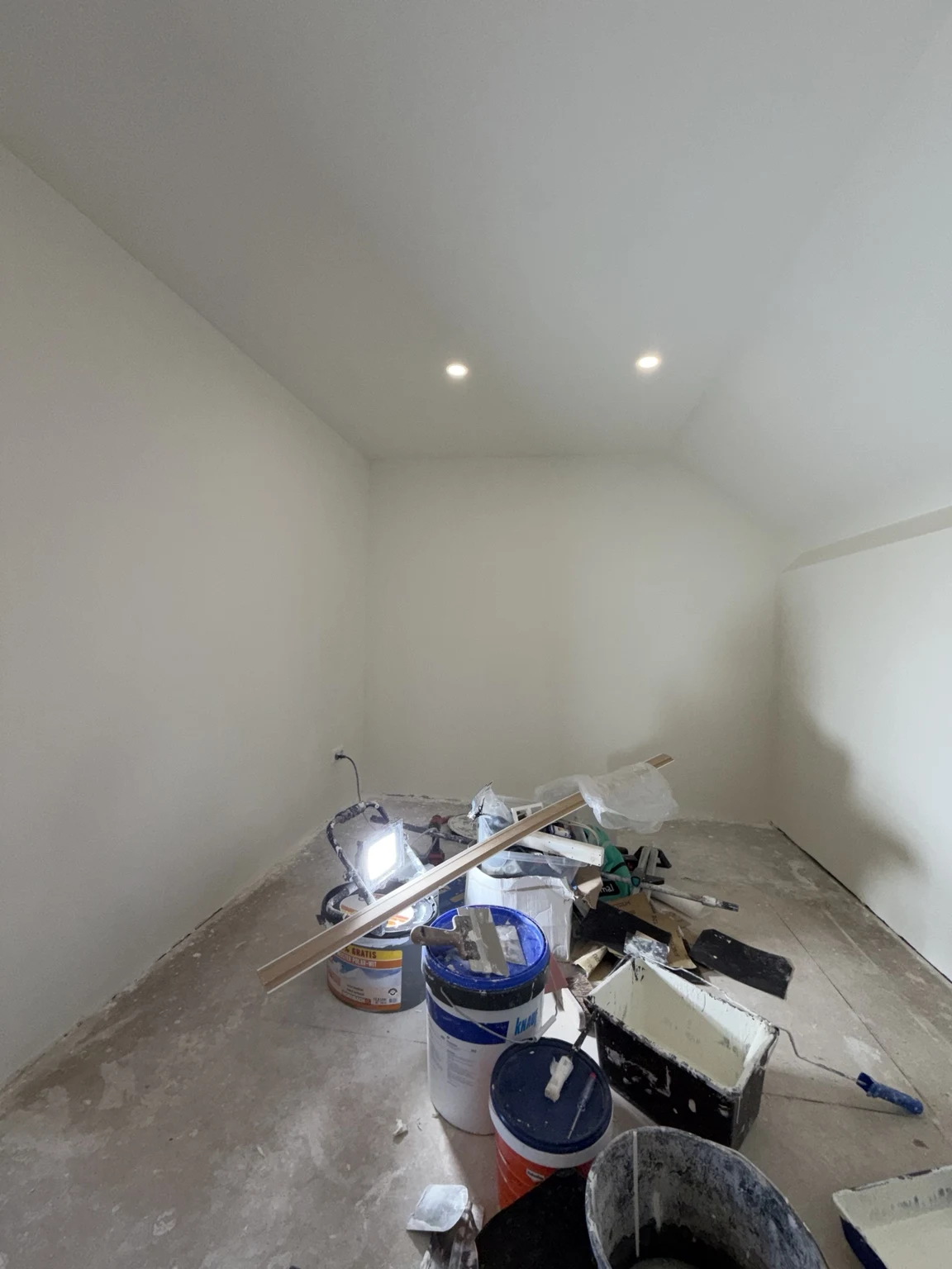 Eigen project met glad afgewerkte wanden en plafond